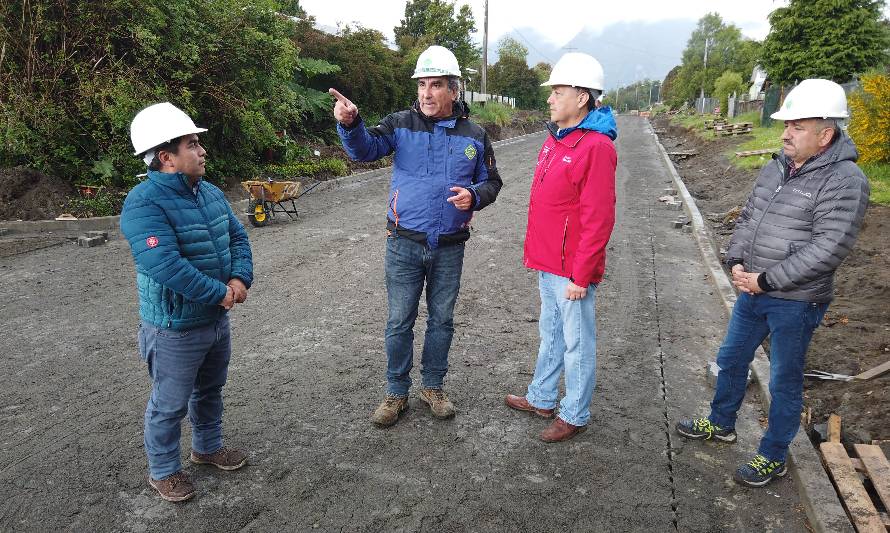 Inspeccionan obras de pavimentación en Puerto Raúl Marín Balmaceda