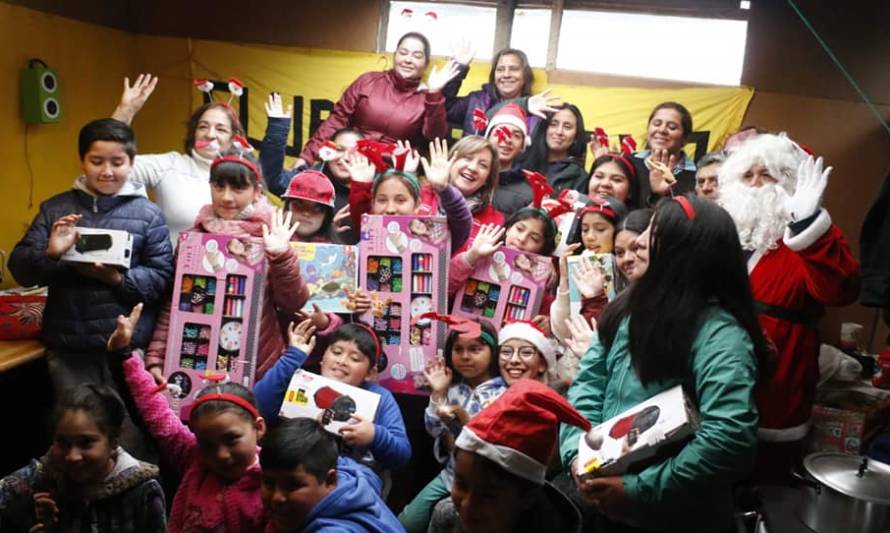 Niños del Club Deportivo Escuela de Caleta Andrade tuvieron especial festejo navideño