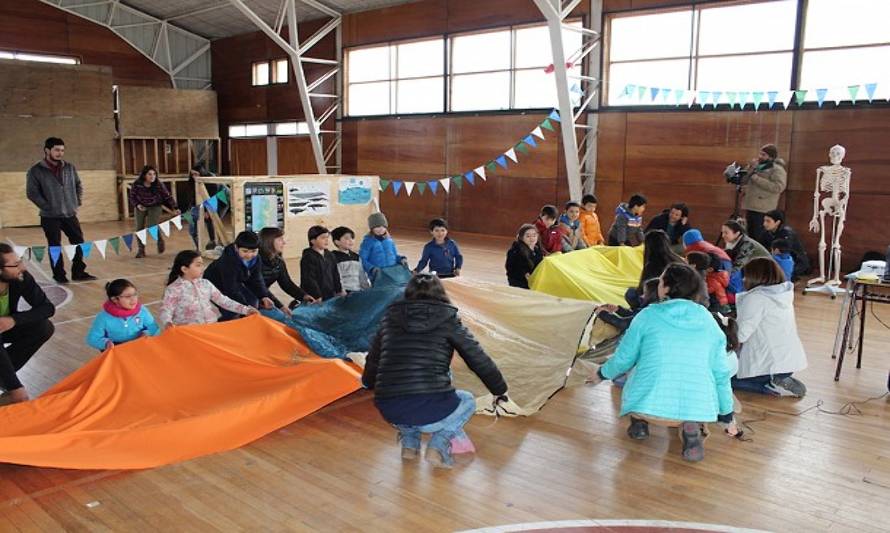 Niños de Puerto Tranquilo aprendieron sobre hallazgo de osamentas de Ballena Sei.
