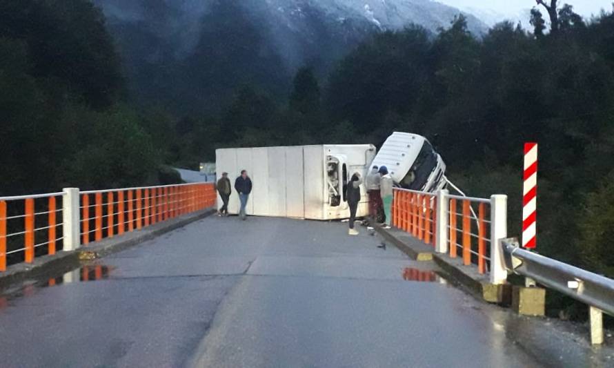 Conductor resultó herido tras volcar camión que conducía en Puerto Cisnes