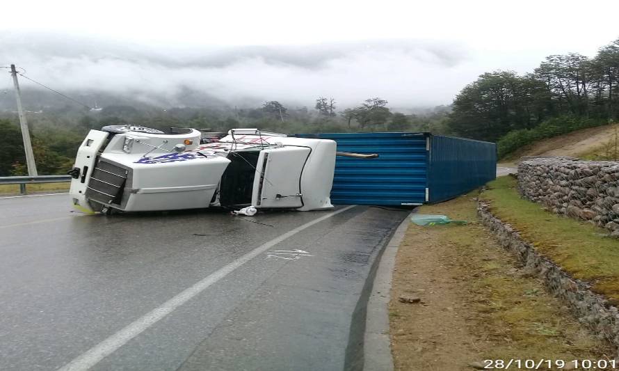 Camionero salvó ileso tras volcamiento cerca de Villa Amengual