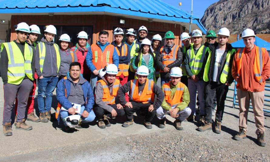 Jóvenes del liceo Mañihuales visitaron la mina El Toqui para ser “mineros por un día”