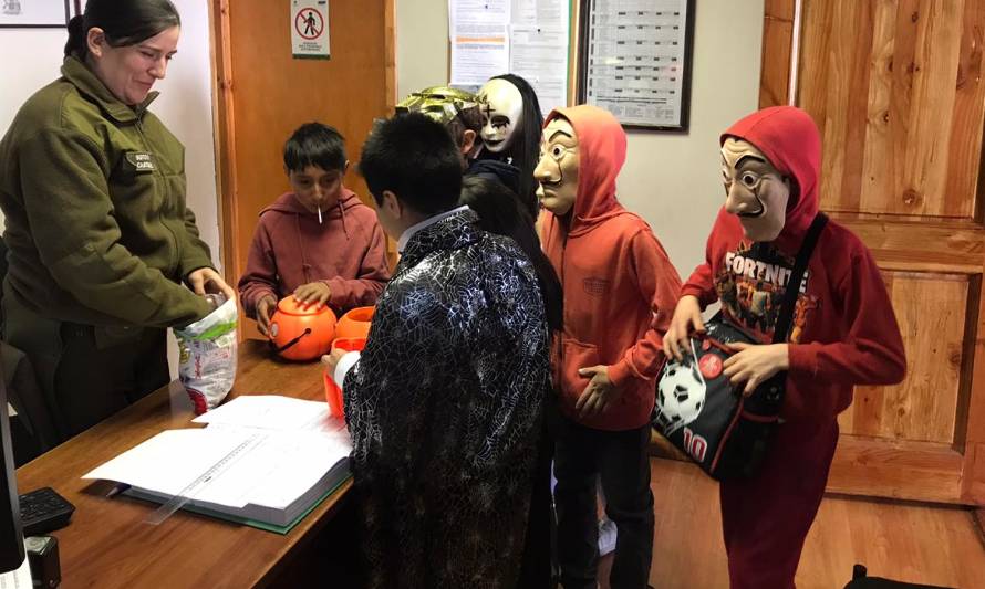 Niños visitaron en noche de Halloween a Carabineros de Chile Chico y Puerto Guadal