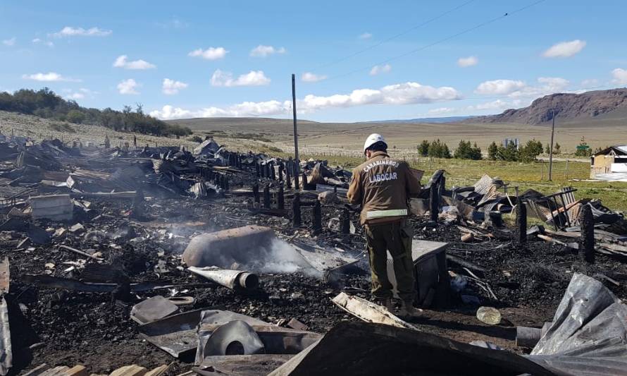 Dieciséis adultos y dos menores damnificados tras incendio de cuatro casas fiscales