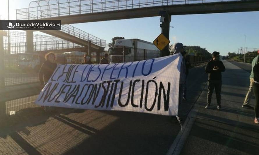 Barricadas en Valdivia y cortes en ruta 5 en jornada de paro nacional