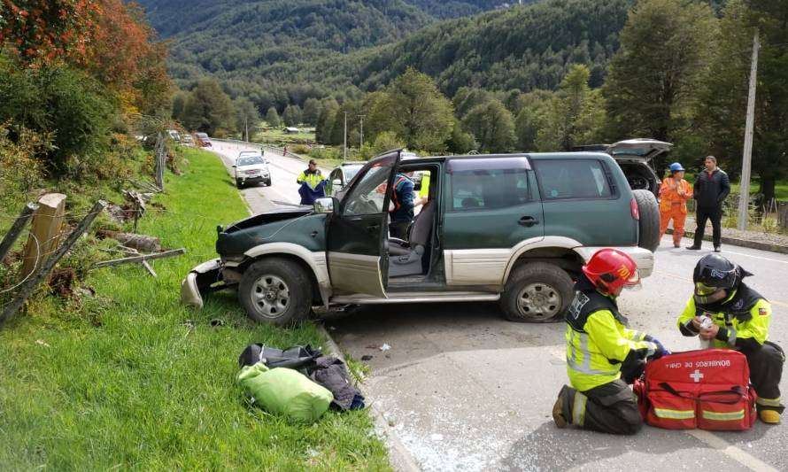 Vehículo se estrelló con ladera de cerro y dejó a sus dos ocupantes lesionadas en Villa Mañihuales