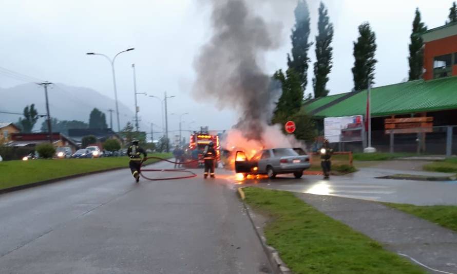 Automovil se incendió en plena vía pública en Aysén: El conductor huyó del lugar