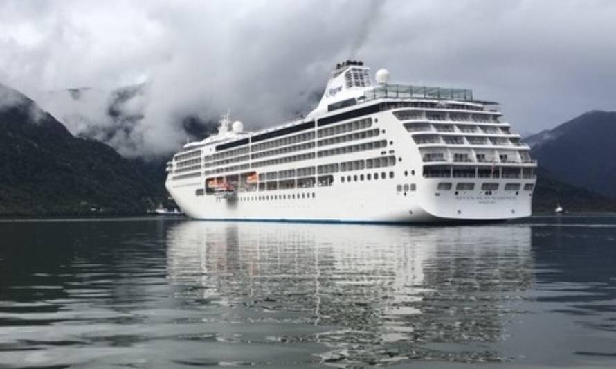 La nave “Seven Seas Mariner” abrió temporada de cruceros en la región de Aysén