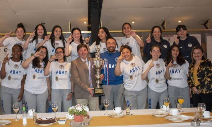 Entregan reconocimiento al Club de Básquetbol ABAY por triunfo en la Liga Femenina del Sur