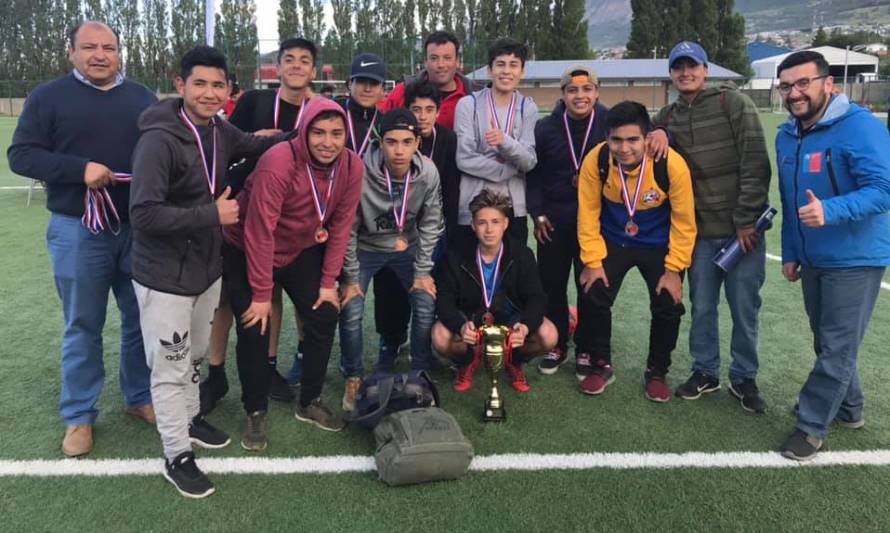 Liceo Juan Pablo II y Don Facundo triunfaron en cierre de talleres de fútbol joven en Coyhaique