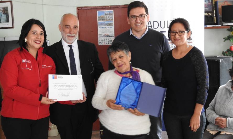 Confieso que he vivido: Premian a vecina de Chile Chico en concurso literario