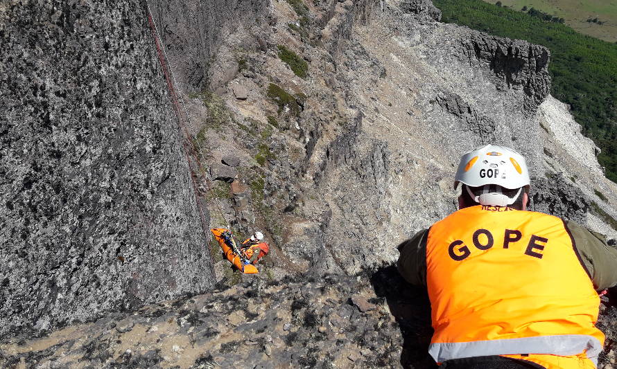 GOPE y Sección Aérea de Carabineros rescatan cuerpo desde Cerro Cinchao en Coyhaique