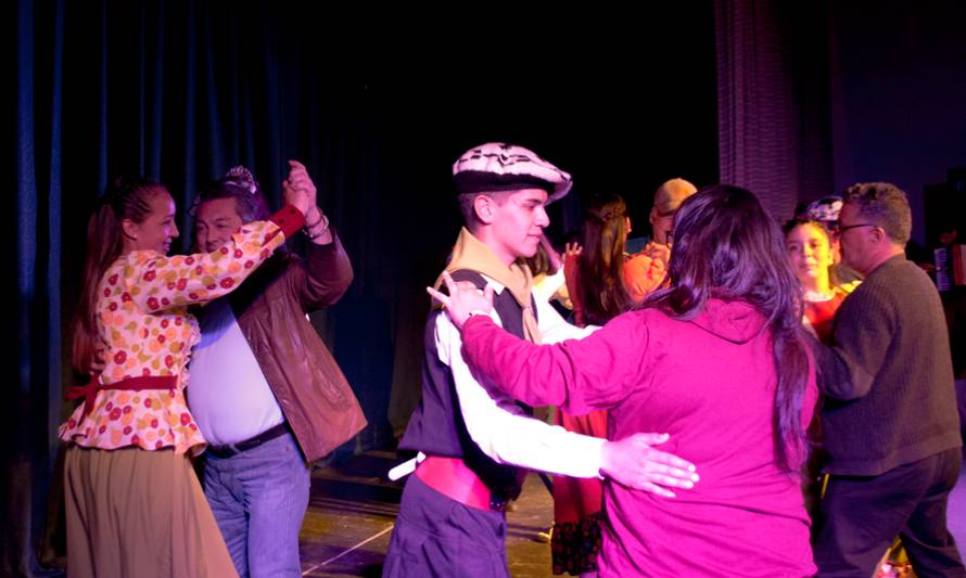 Ballet Folklórico Teodoro Schmidt se presentó en el Cine Municipal de Aysén