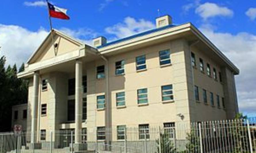 Corte de Coyhaique acoge recurso de protección contra U. de Aysén por término anticipado de contrata