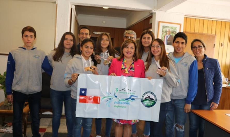 Nadadores regionales obtuvieron 16 medallas en torneo nacional en Santiago