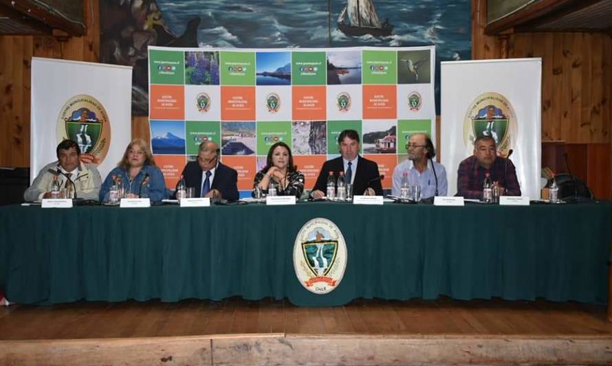 En sesión de Concejo Municipal en Islas Huichas jura nuevo concejal por Aysén