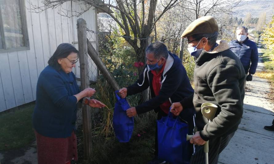 Adultos mayores de Cochrane reciben alimentos tras aporte de Edelaysen