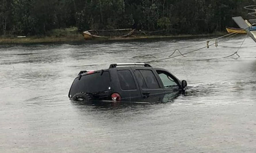 Vehículo quedó atrapado en el río Las Truchas