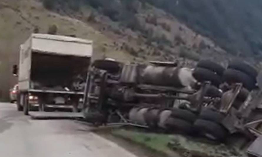 Camión volcó en la ruta que une Coyhaique y Puerto Chacabuco
