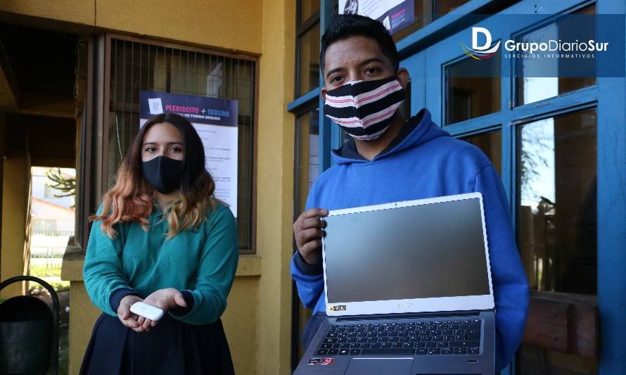 Municipio entregó computadores e internet a estudiantes coyhaiquinos 