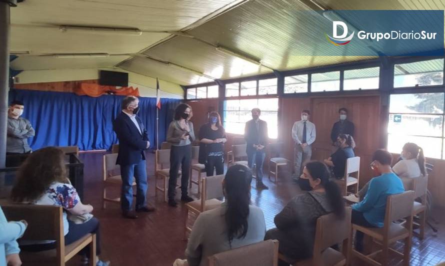 Escuela Despertar de Puerto Aysén recibió donación tecnológica 