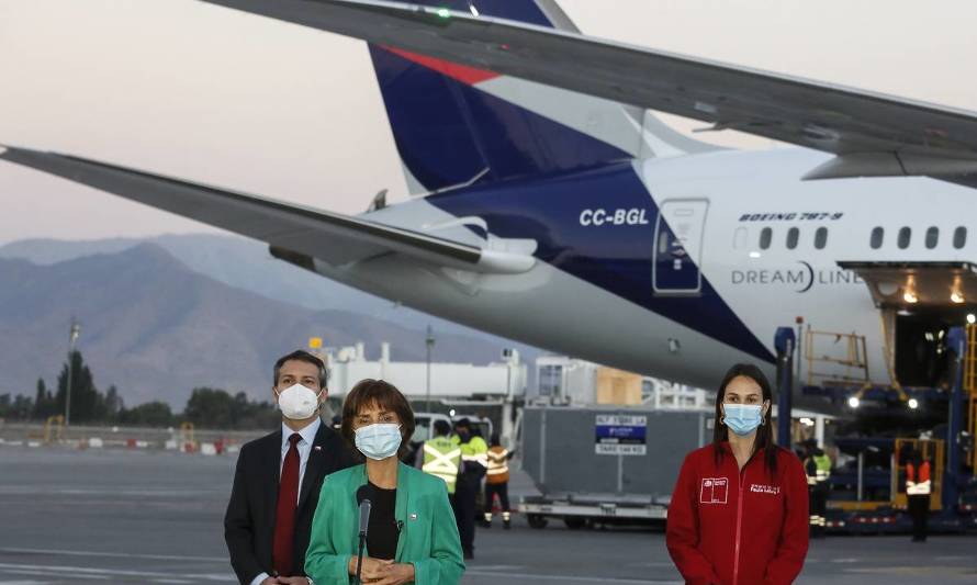 Ya está en Chile cargamento de vacunas COVID-19 que llegarán a Aysén