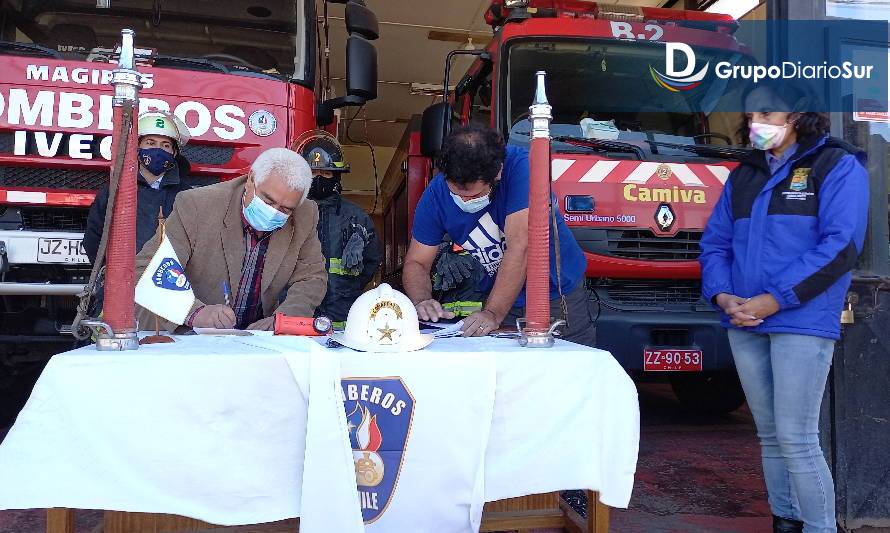 Chile Chico: Suscriben contrato con empresa que ejecutará reposición del cuartel General de Bomberos
