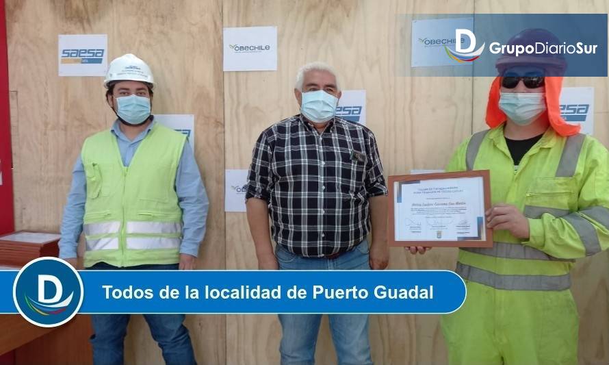 EDELAYSEN junto al alcalde de Chile Chico entregan diplomas a nuevos enfierradores y carpinteros del proyecto mini central de pasada Los Maquis