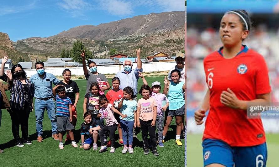 Claudia “Chile Chico” Soto realiza taller de futbol para niñas de su localidad