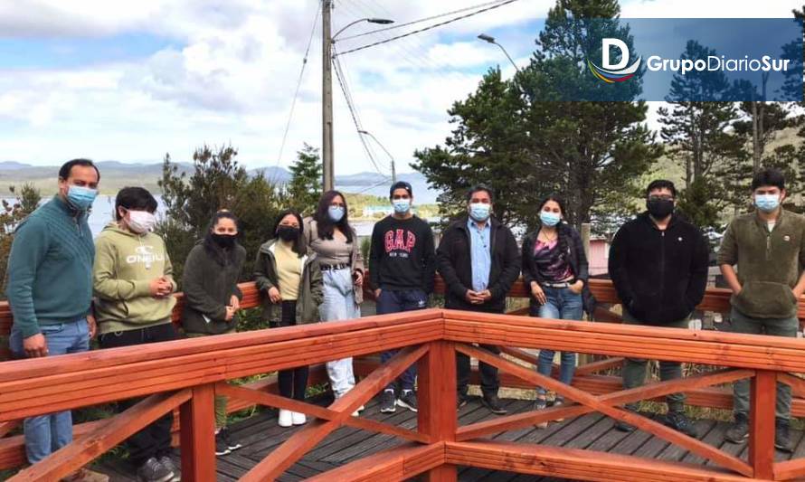 Guaitecas: Alcalde se reúne con jóvenes de la isla que seguirán estudios superiores