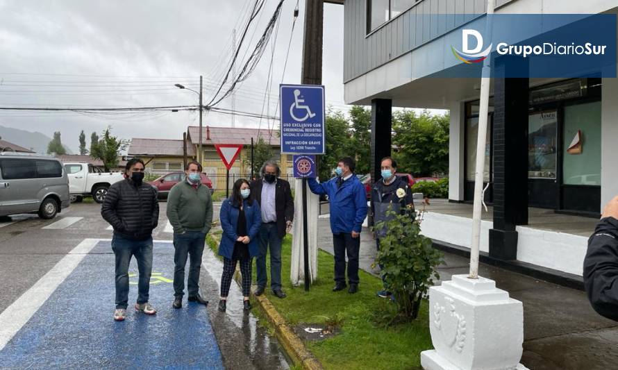 Aysén: Alcalde y Rotarios presentan nueva señalética inclusiva