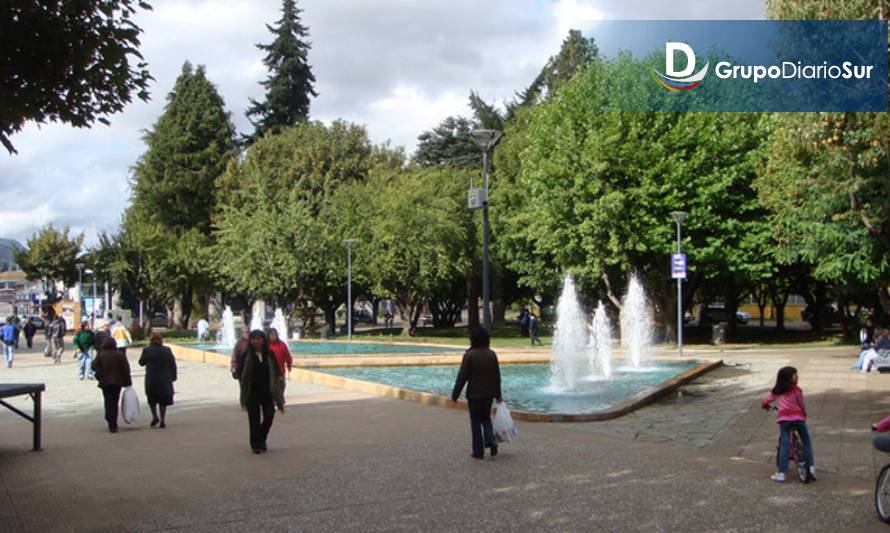 Jóvenes agredieron a carabineros en plena plaza