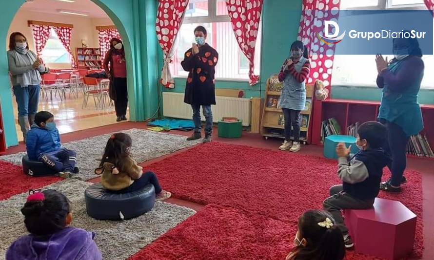 Niños de pre básica en Chile Chico disfrutan de cuenta cuentos