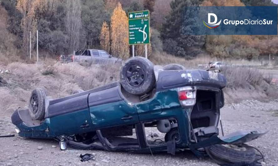 Encuentran auto volcado sin ocupantes cerca del puente Coyhaique