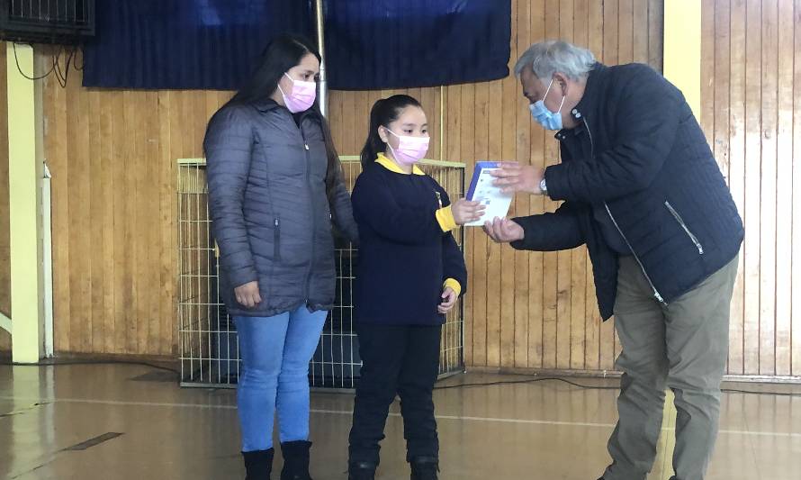 Entregan 80 tablet a estudiantes de la escuela Víctor Domingo Silva en Coyhaique