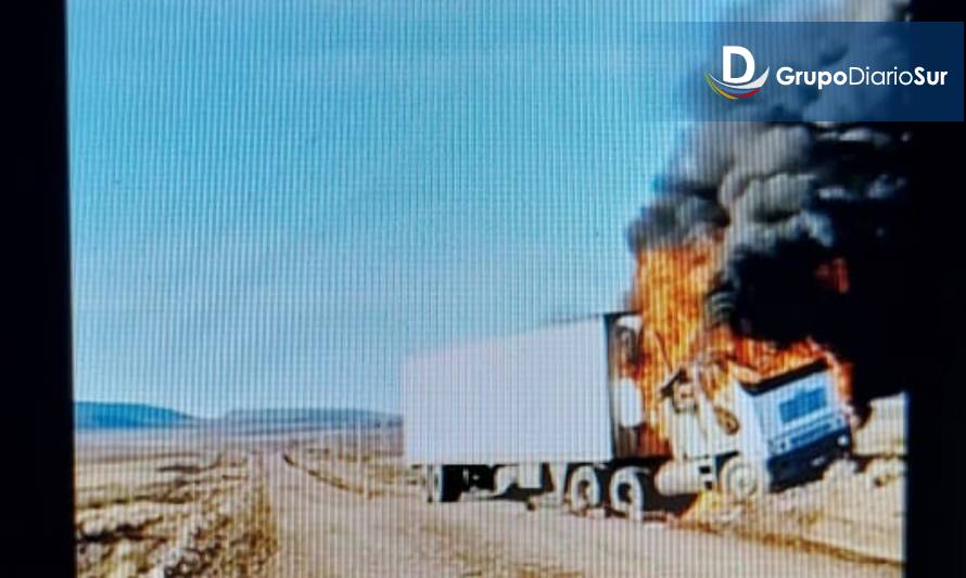 Bomberos acuden a apagar incendio de camión en Balmaceda