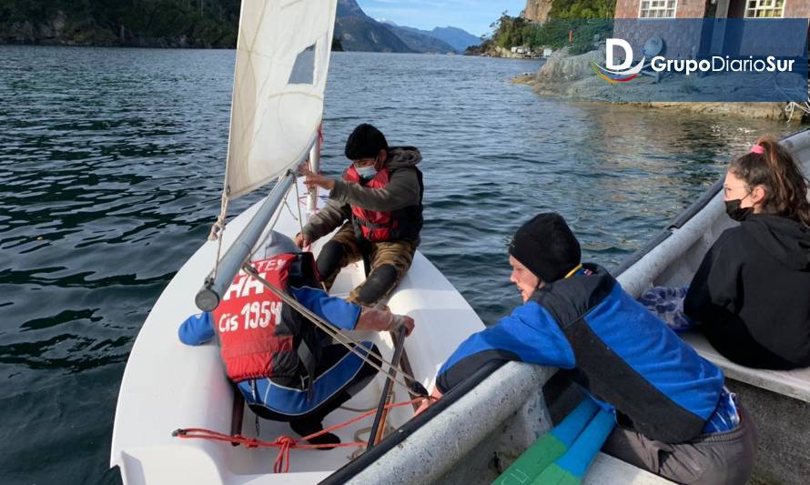 Jóvenes veleristas retoman el arte de la vela en Puerto Gala