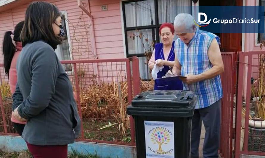 Entregan contenedores de basura para vecinos de Chile Chico