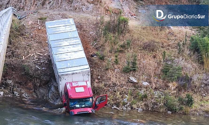 Camionero se salvó de milagro en puente Doña Dora