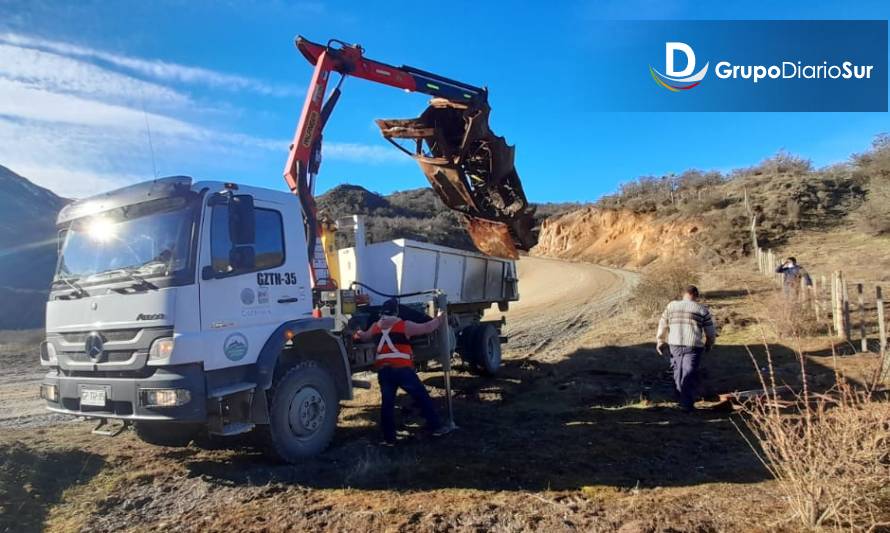 Retiran chatarra vehicular desde distintos puntos de Cochrane