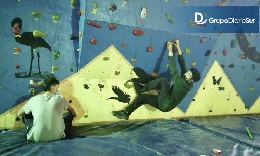 Jóvenes de Balmaceda participan en talleres de escalada