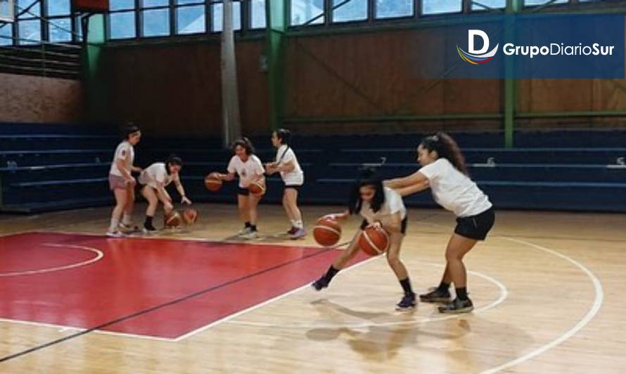 Puertoayseninos participan en talleres gratuitos de básquetbol 