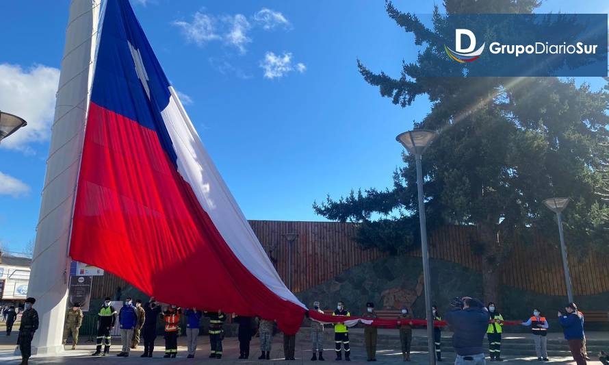 Bandera del bicentenario flamea en plaza de Coyhaique