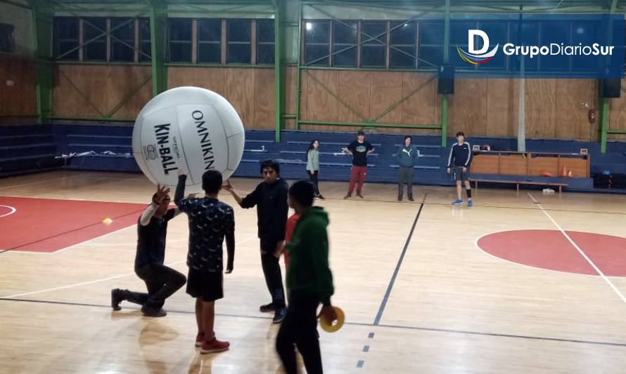 Club Lord Cochrane realiza talleres de spike ball, kin ball y vóleibol