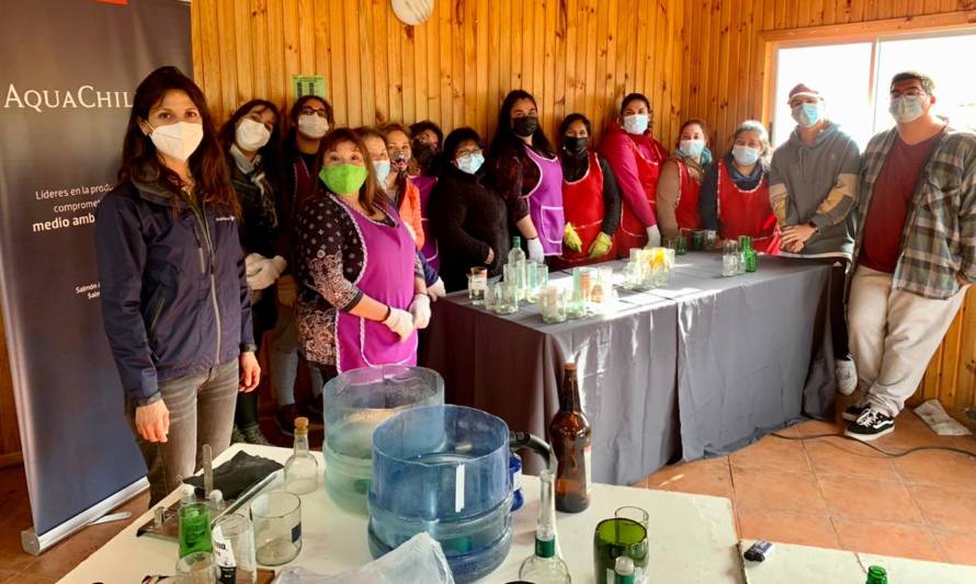 AquaChile realizó taller de reutilización de botellas de vidrio en Puerto Chacabuco