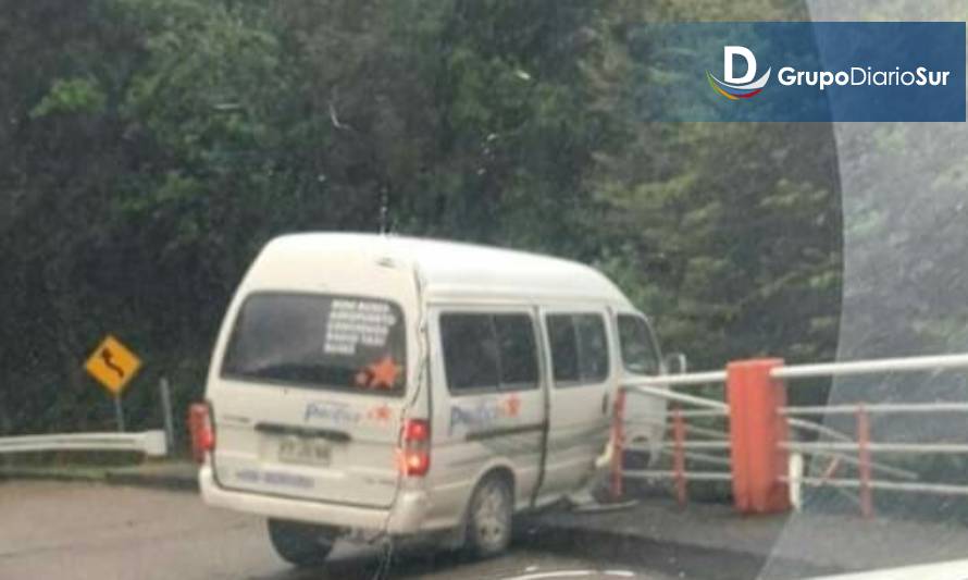 Minibús chocó y quedó colgando desde el puente Correntoso