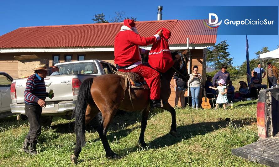 A caballo llegó el Viejo Pascuero a la fiesta navideña de El Maitén