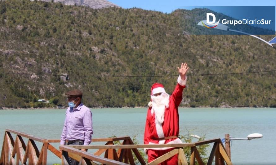 Viejito Pascuero visitó por adelantado a niños de Caleta Tortel