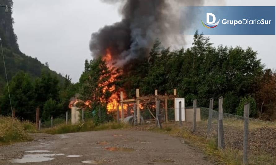 Casa se incendió en sector rural y controlan fuego en acopio de leña