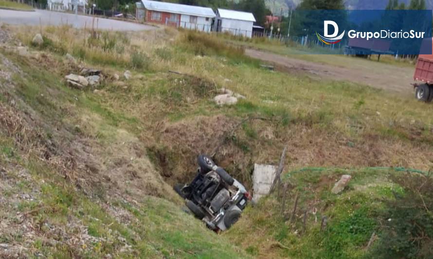 Jeep cayó a zanja en bypass hacia Puerto  Chacabuco